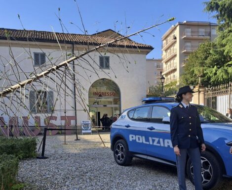 Vimercate, Polizia di Stato di Monza e della Brianza e il questore partecipano alla presentazione “Albero dei Tutti” – opera dedicata alle vittime di mafia