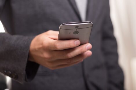Cinisello Balsamo, tappezza i muri con foto intime della ex fidanzata. Diffonde il suo recapito telefonico
