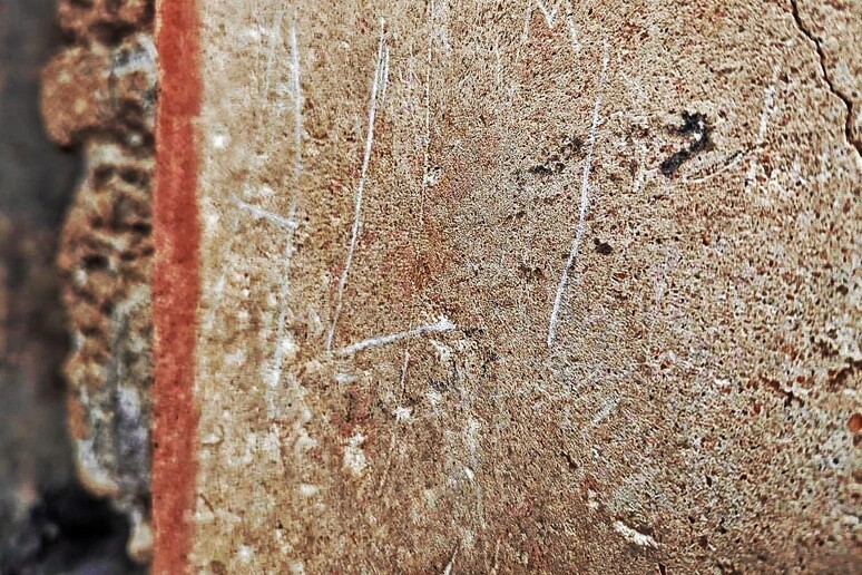 Scavi di Pompei: turista vandalizza  parete nella casa dei Ceii, denunciato