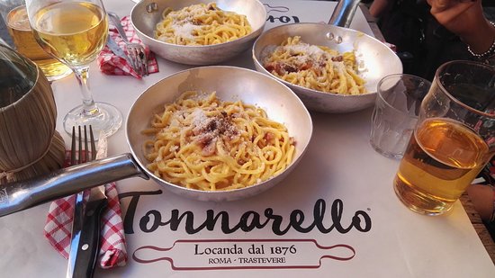 Roma, auto travolge tavolini di un ristorante in Trastevere: ferita una bambina