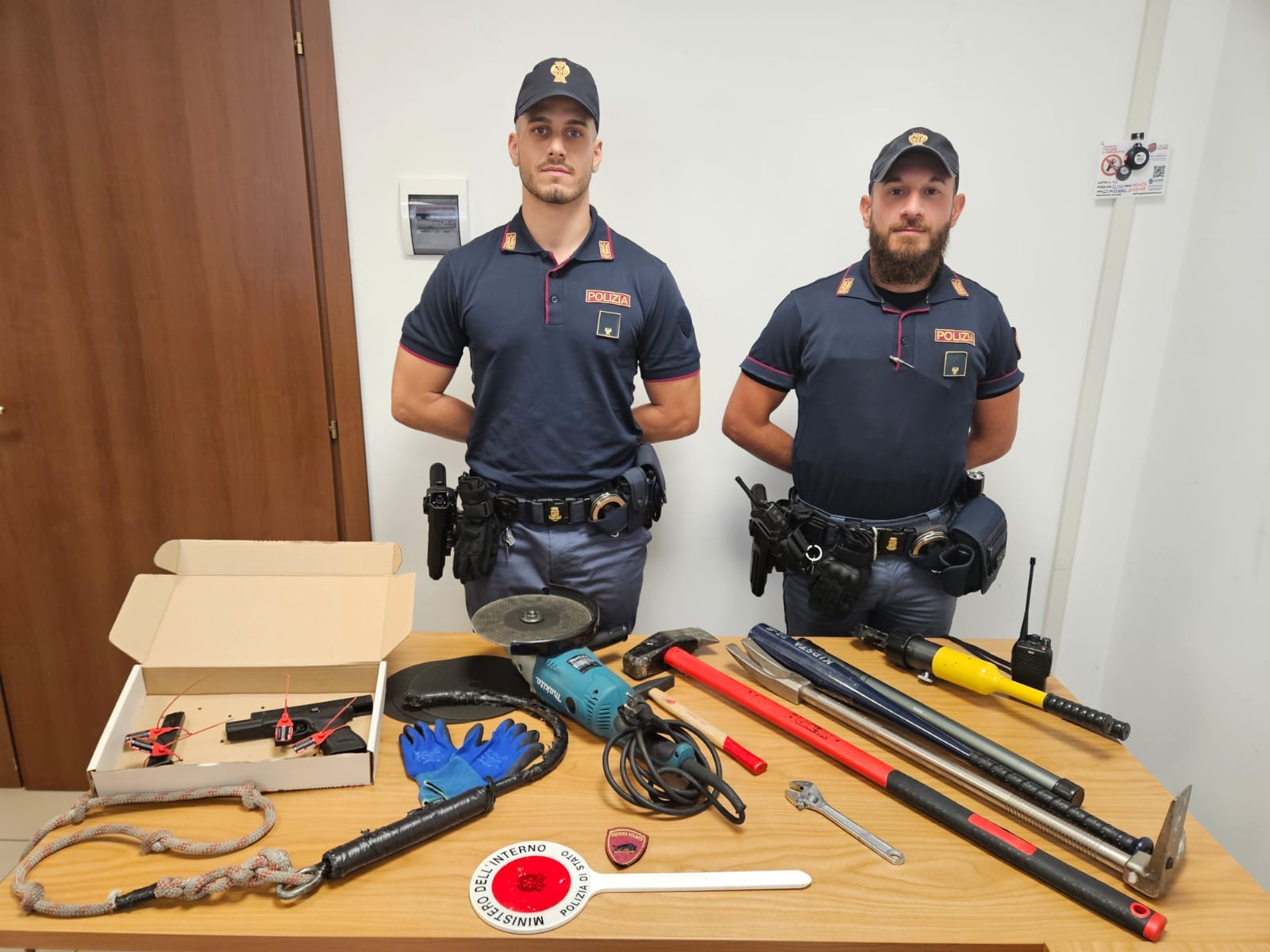 Monza, Polizia di Stato arresta cittadino albanese mentre cerca di entrare di notte in un appartamento di un’anziana per derubarla