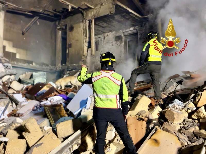 Catania, crolla una palazzina per un’esplosione durante un intervento per una fuga di gas: una decina di feriti