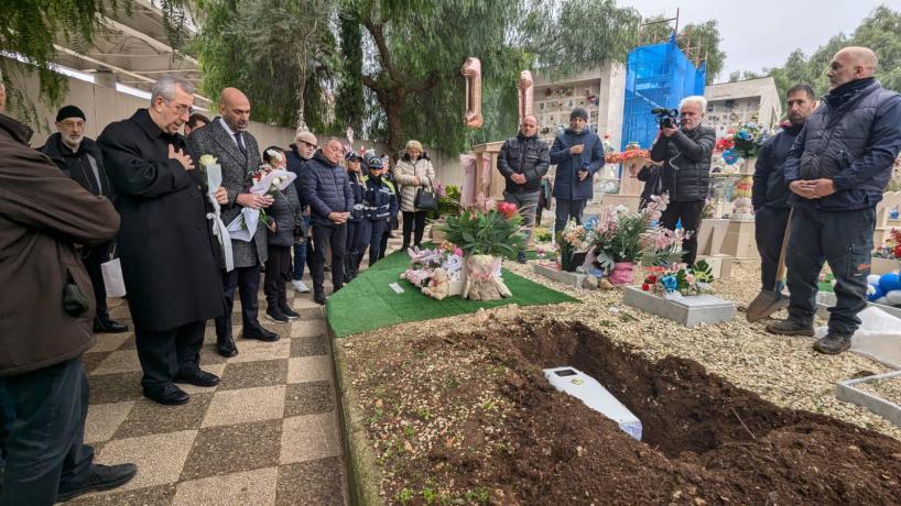 Bari, il neonato trovato morto in culla termica si chiamerà Angelo
