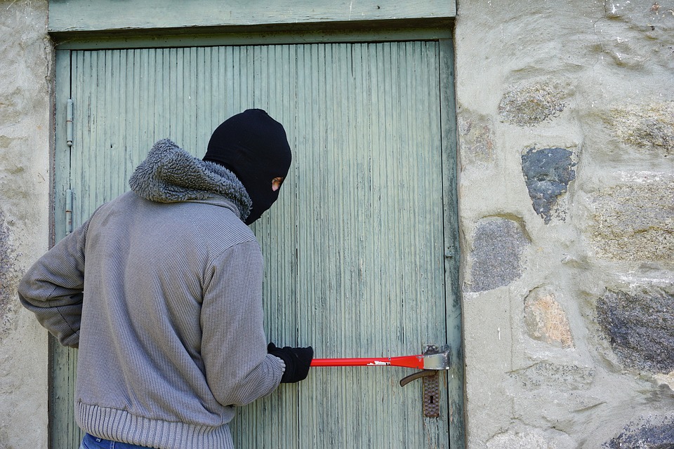 Bergamo, archiviata la posizione dell’ex finanziere 85enne che sparò a un ladro in casa