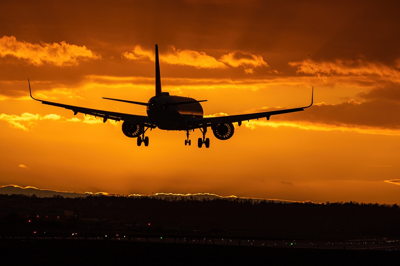 Linate, spiava e filmava madre e figlia minorenne nei bagni dell’aeroporto: arrestato