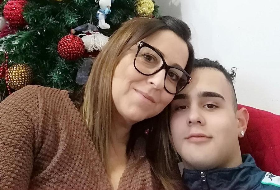 Diciottenne morto per un mix di farmaci, la madre: “Il mio Gabriele si stampava le ricette da solo”