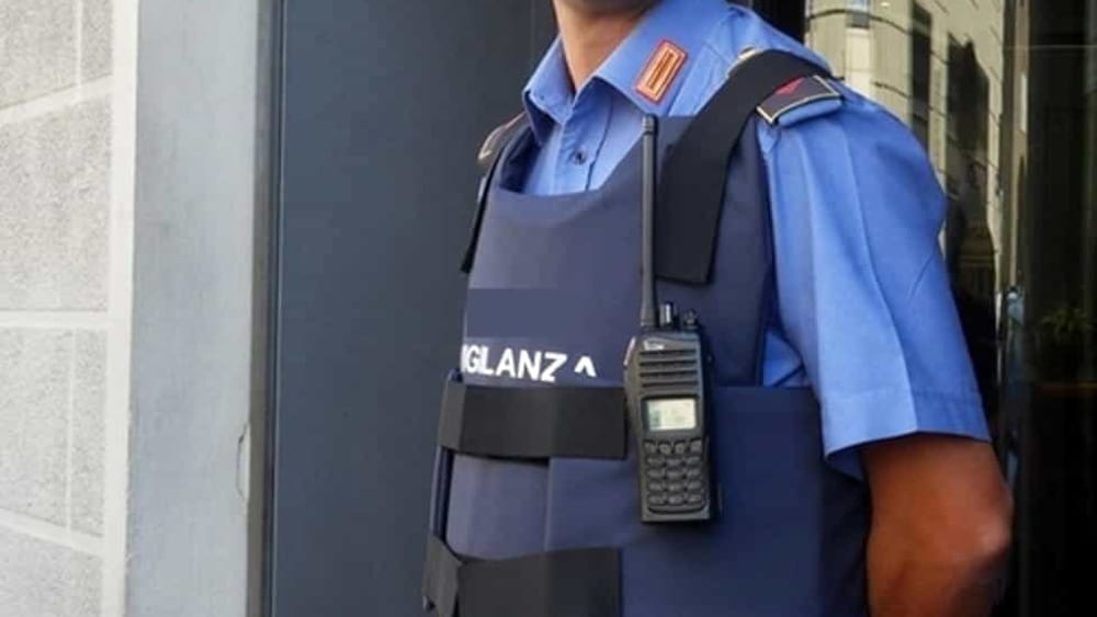 Roma, guardia giurata sorprende ladri nella casa del vicino e spara: un ferito grave