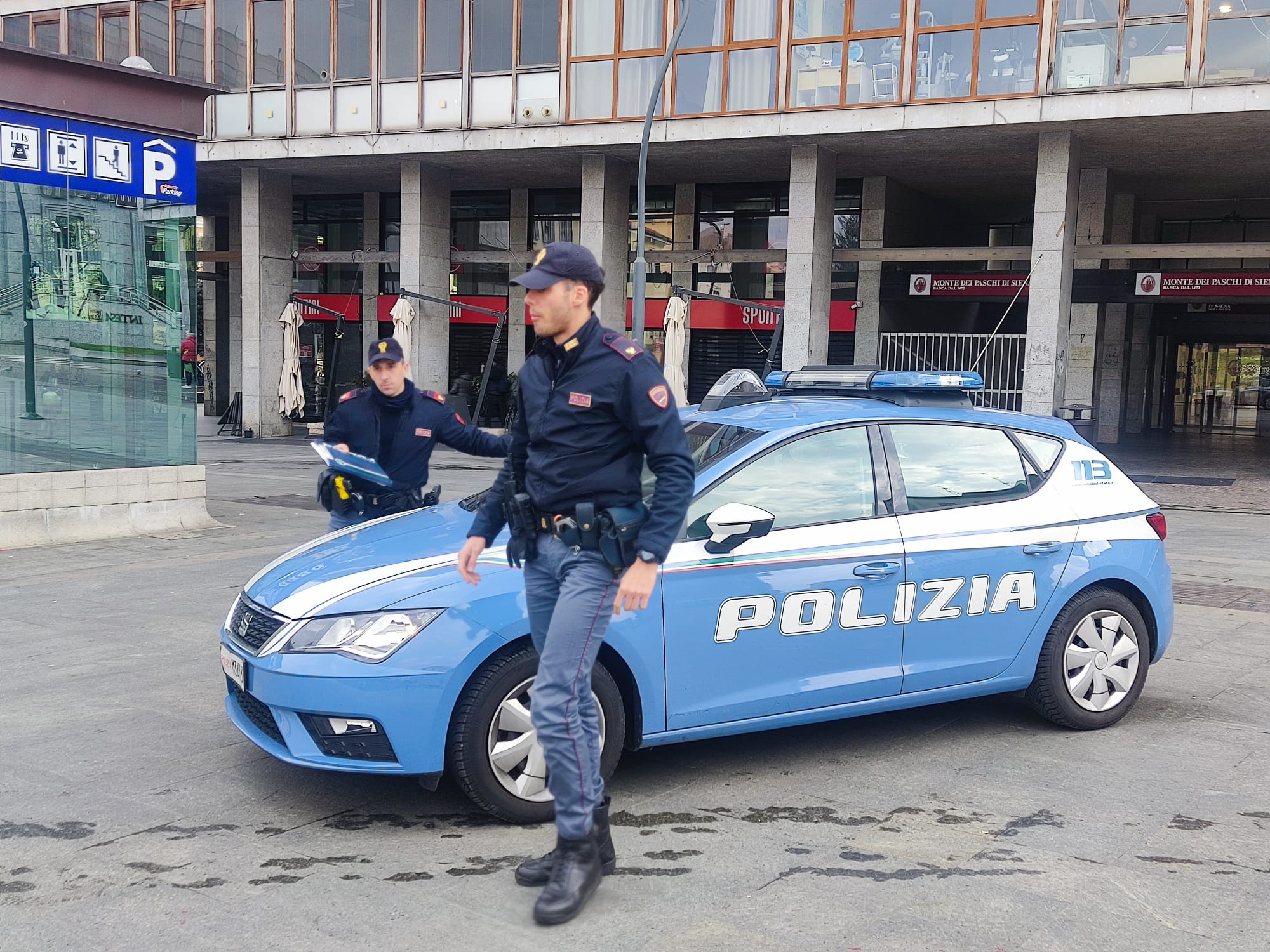 Monza, Polizia di Stato denuncia due 19enni per rapina ai danni di un rader in piazza Trento e Trieste