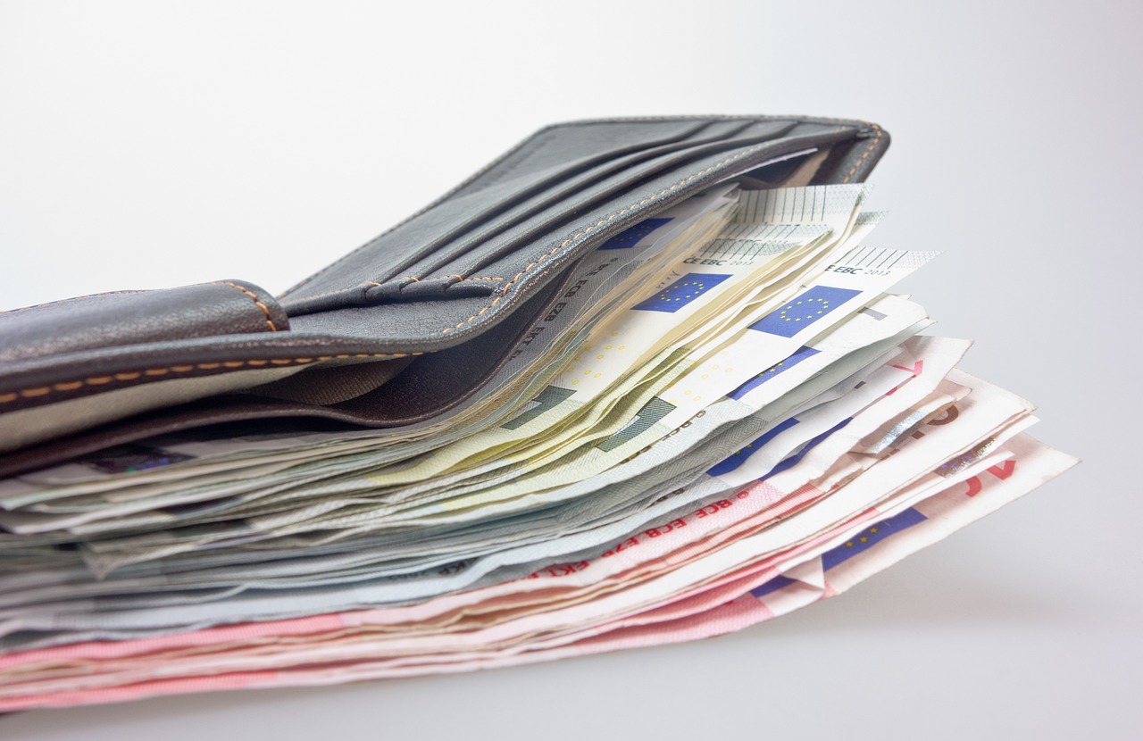 Pescara, trova 205 milioni di vecchie lire nella casa dei genitori morti: fa causa alla Banca d’Italia, perché non può cambiarli