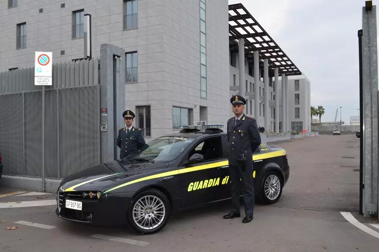 GdiF di Brescia disarticola banca occulta operante all’interno di un emporio di due appartenenti a comunità sinica