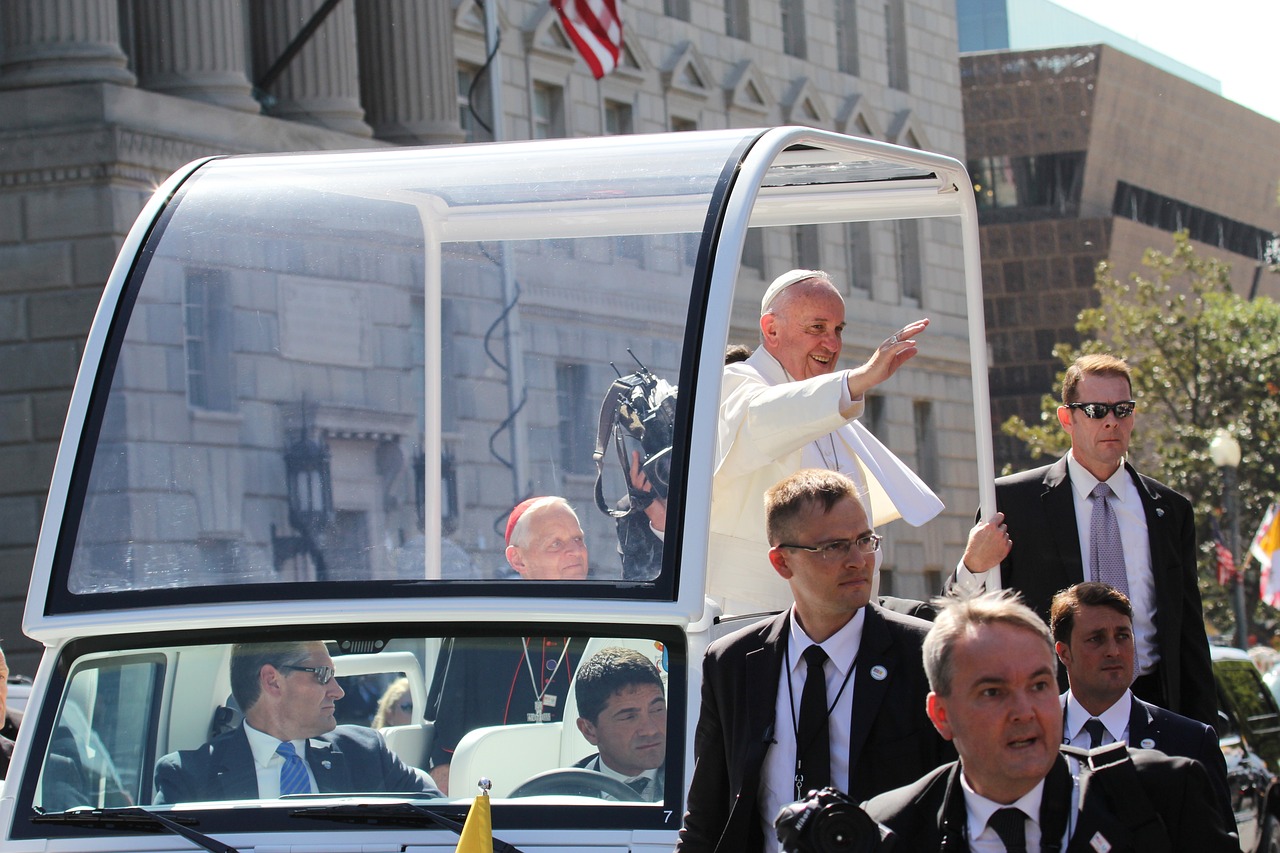 Papa Francesco: usare la papamobile per curare i bimbi di Gaza