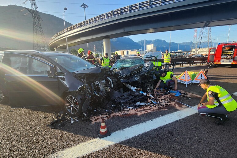 Bolzano, auto va contromano sull’A22: un morto e cinque feriti
