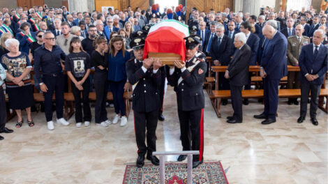 Brindisi, in migliaia ai funerali del carabiniere ucciso