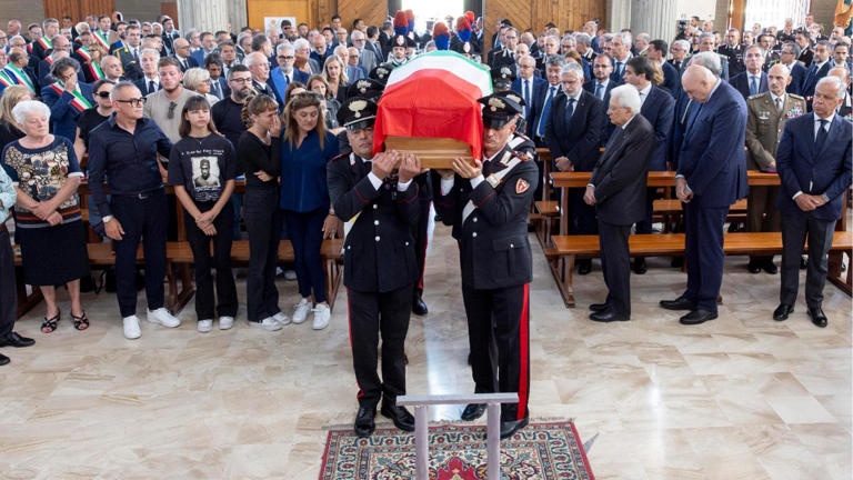 Brindisi, in migliaia ai funerali del carabiniere ucciso