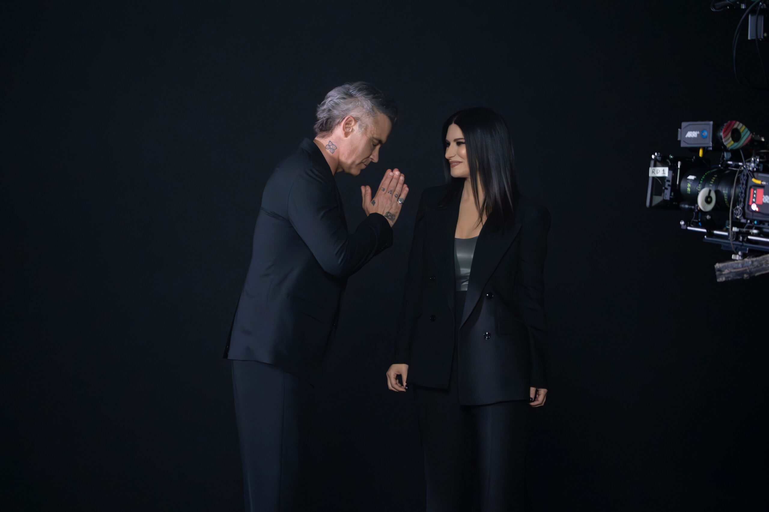 Laura Pausini  al fianco di Robbie Williams per il primo inno ufficiale di FIFA “Desire”