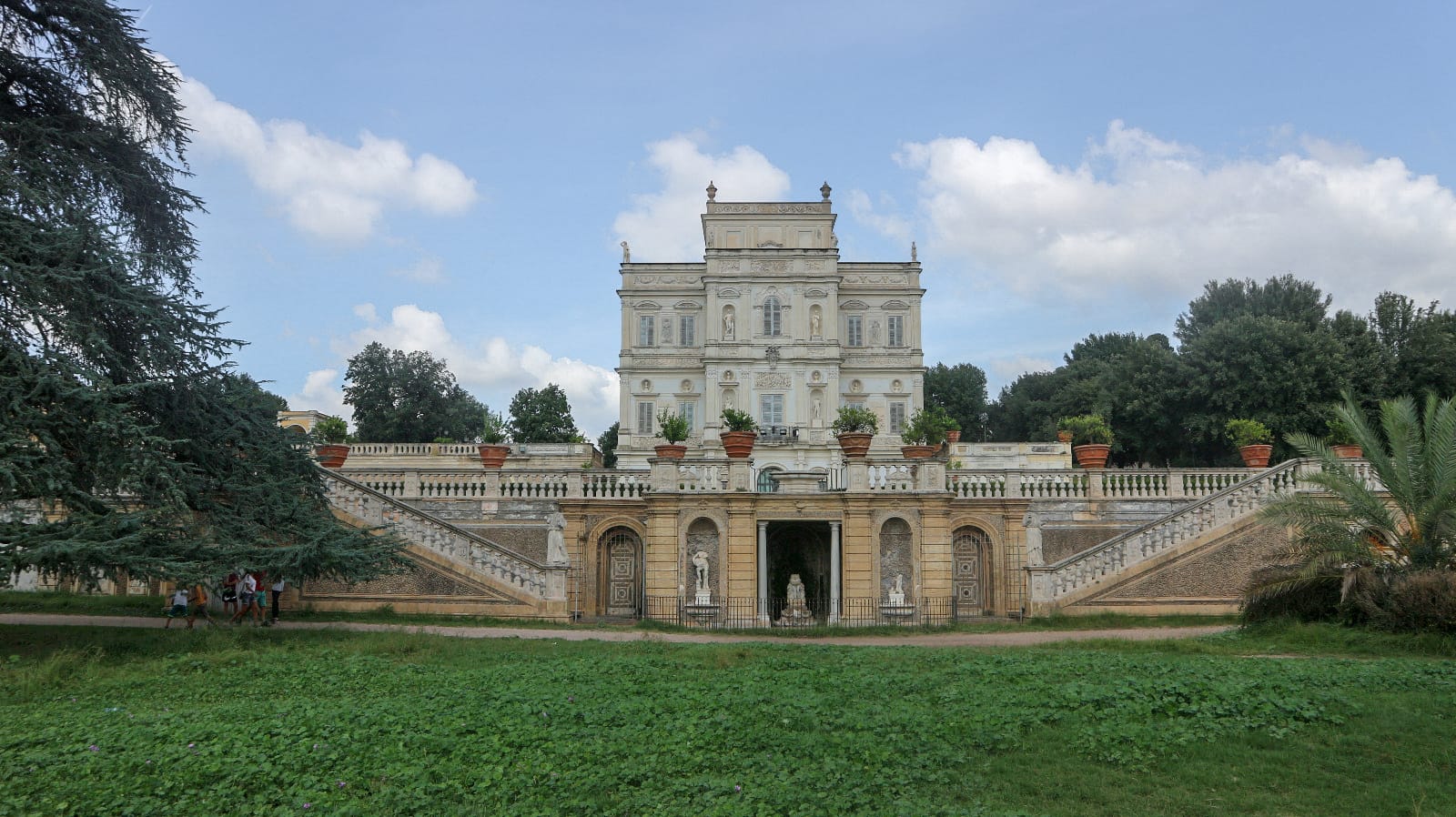 Villa Pamphili, trovata morta una donna e una neonata