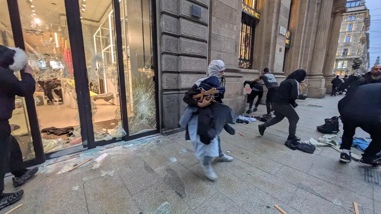 A-milano-saccheggiati-negozi-vicini-a-cordusio ph rcedit quotidiano nazionale