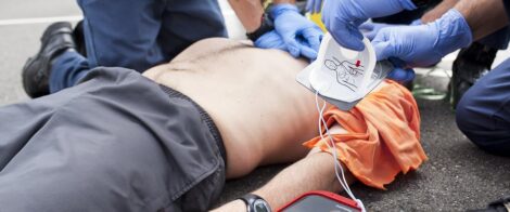 Pontedera, 17enne ha un arresto cardiaco a scuola: il professore lo salva con il defibrillatore